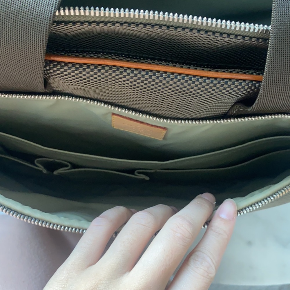 LOUIS VUITTON
Terre Damier Associe GM Messenger - Picture 7 of 7